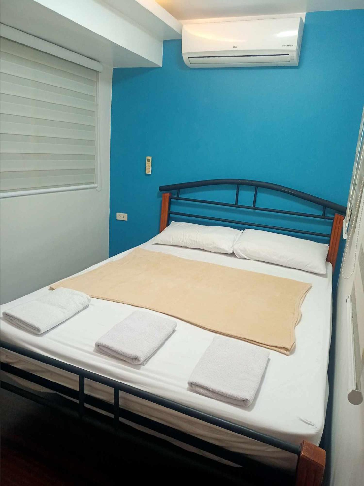 2 Bedrooms Units Forbes Area 5Th Avenue Bgc Center Manila Exterior foto